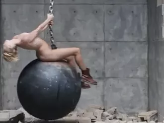 Nagyot robbantott Miley Cyrus