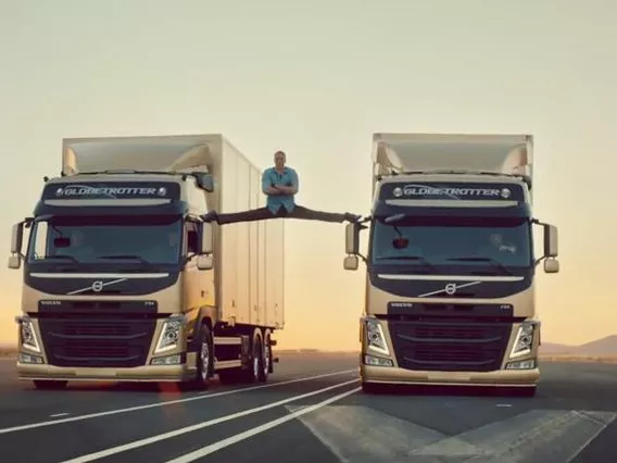 Van Damme két kamion között spárgázik