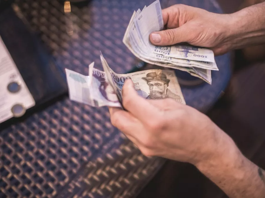 Benyújtotta a kormány a kata-törvényt, csak magánszemélyektől jöhet bevétel
