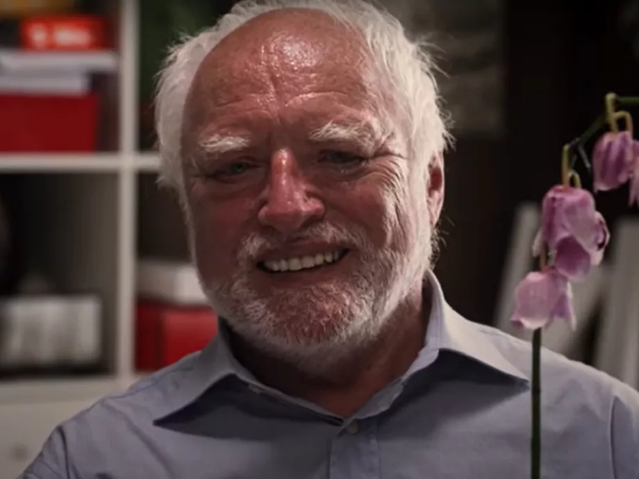40 fokos irodában izzadva vigyorog Hide the Pain Harold az olasz Vodafone kampányában