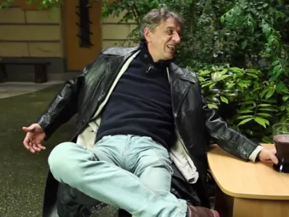Literes kupából dönti a bort Mucsi Zoltán