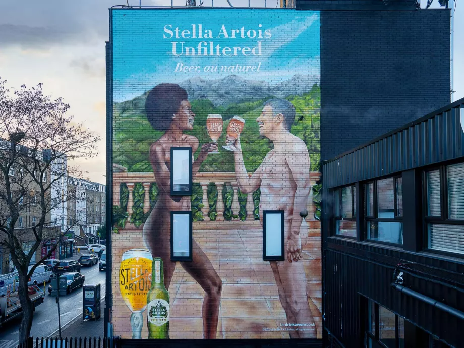 Szellemes falfestménnyel hirdeti a Stella, hogy csapon is kapható a szűretlen sörük