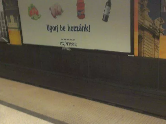 Két rosszul elhelyezett reklám 