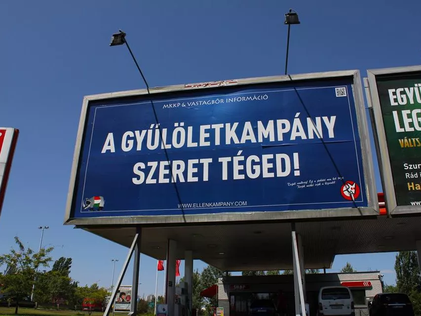 Itt vannak a Kétfarkú Kutya Párt új plakátjai