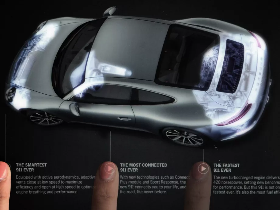 A Porsche LED-ekkel világított magazinreklámot készített