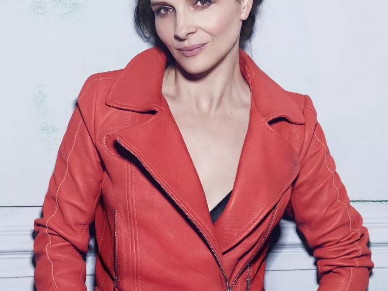 Juliette Binoche Miskolcra megy