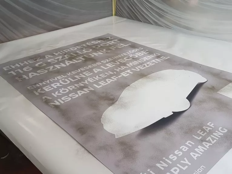 Porral lepett plakátokkal rakta tele Budapestet az ACG és a Nissan