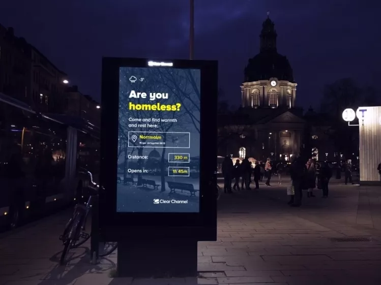 Stockholmban digitális plakátok segítik a hajléktalanokat a hidegben
