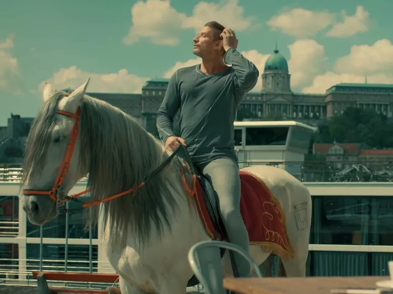 A Lánchíd elé üget be fehér lovon Pintér Tibor az Axe reklámjában 