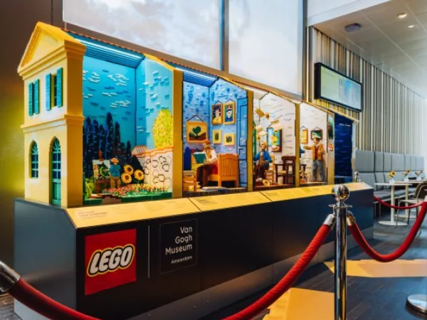 LEGO-sárga ház a Van Gogh Múzeumban – Napraforgók építőkockákból