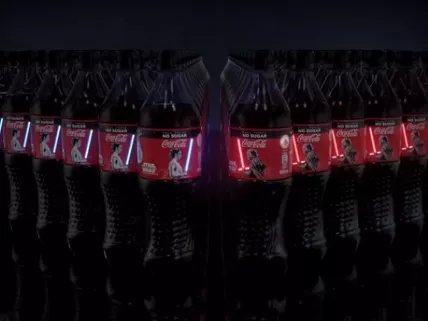 A szingapúri rajongóknak sugárpallossal felszerelt Coca-Cola palack is jutott