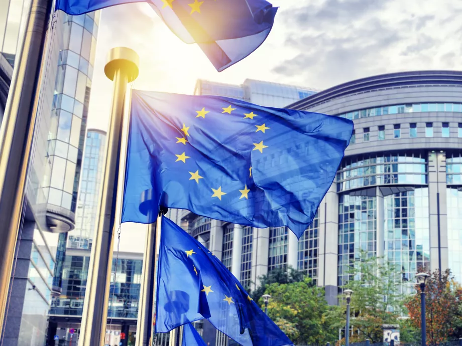 Átláthatatlan tulajviszonyok, önkényes tartalommoderálás, kémprogramok? Mostantól mind tilos az EU-ban