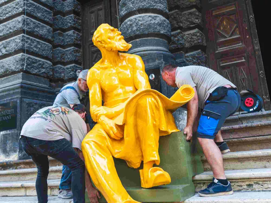 3D-nyomtatott, aranysárga, és megállítja az autósokat: visszatért Mihály az Andrássy útra