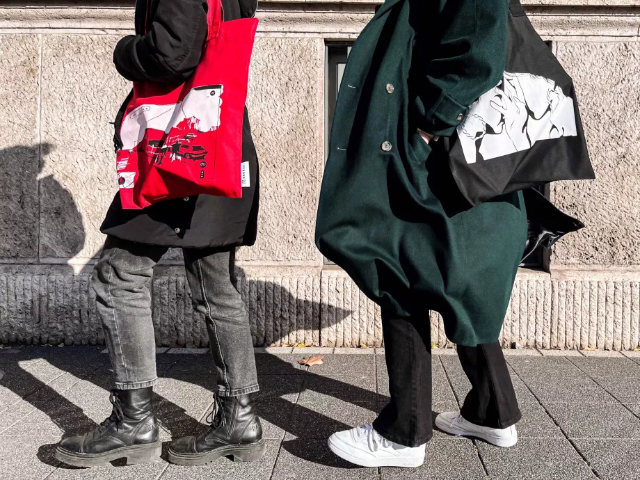 A romatelepek világa tote bagen: oláh varrónők készítik, kortárs művészek díszítik