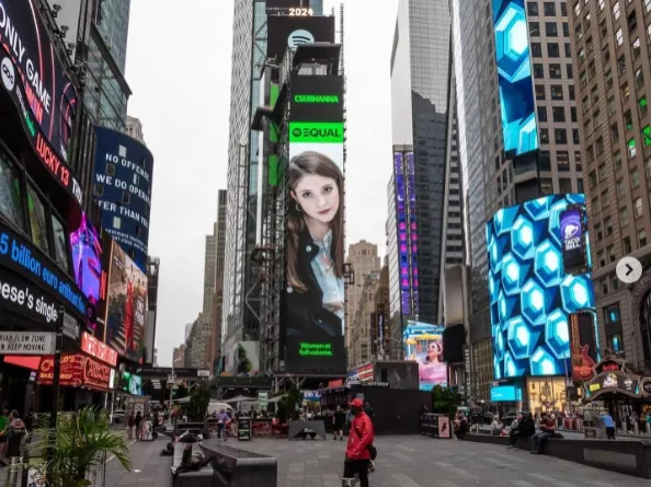 cserihanna felkerült a Times Square óriáskivetítőjére