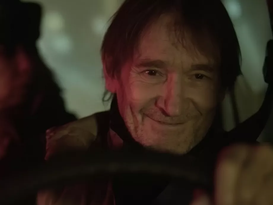 Cserhalmi György újra taxizik: a Körút klipjében most a Dögkeselyűt dolgozták fel
