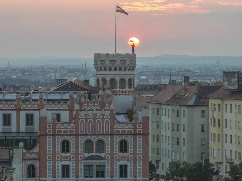 Valaki kimászott a Széll Kálmánon a Pénzmúzeum tornyára egy esernyővel