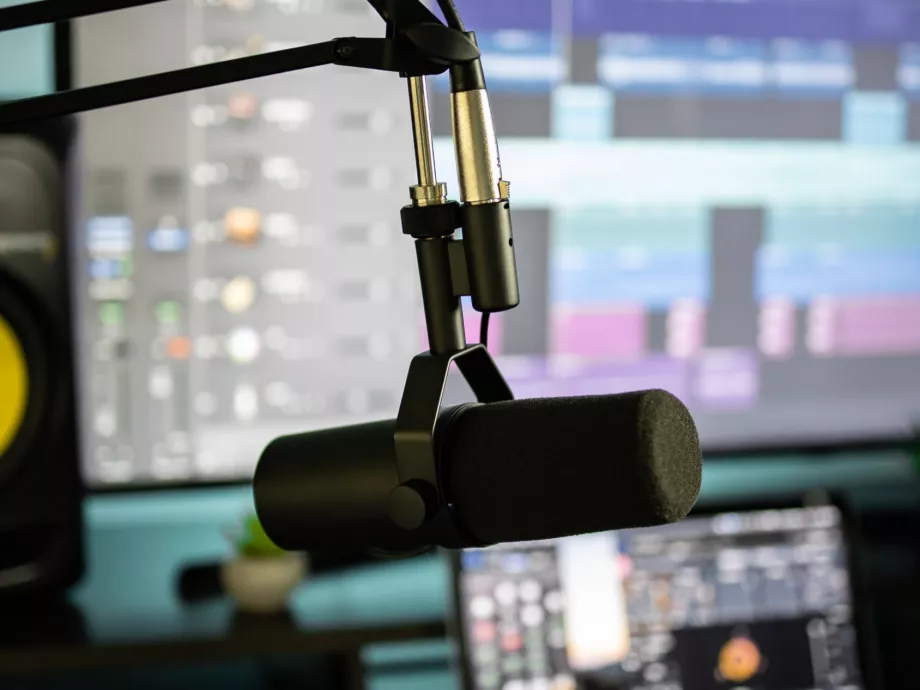 Az elbocsátások után a HírTv műsorai mennek majd a Karc FM-en