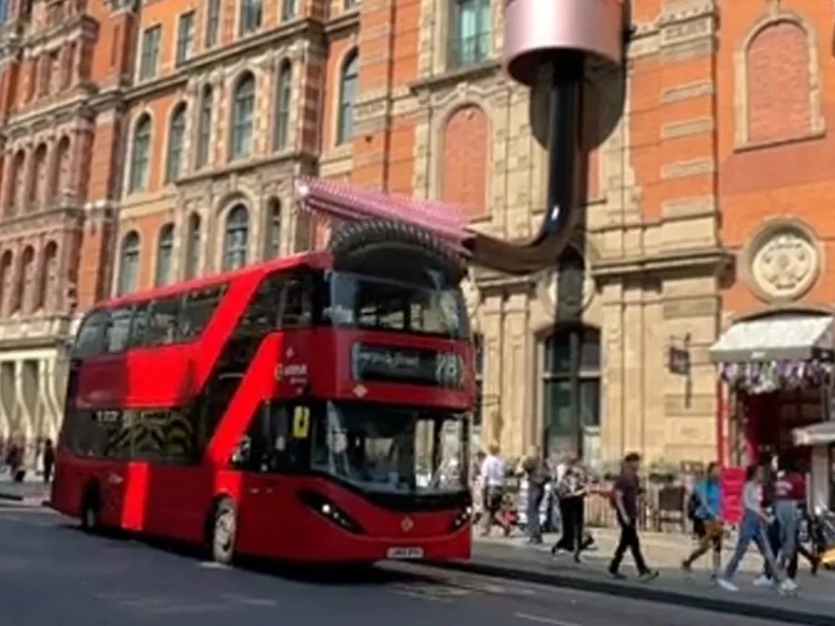 Emeletes buszt és metrószerelvényt is óriási szempillával ruházott fel a Maybelline