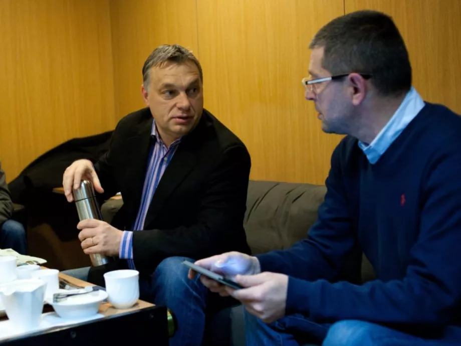 „Attilát várjuk meg”: mennyire volt egyedi a Fidesz-kormány közmédiájának informális irányítása?