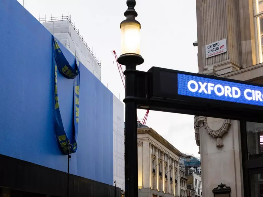 Gigantikus IKEA-s bevásárlószatyor tűnt fel London központjában