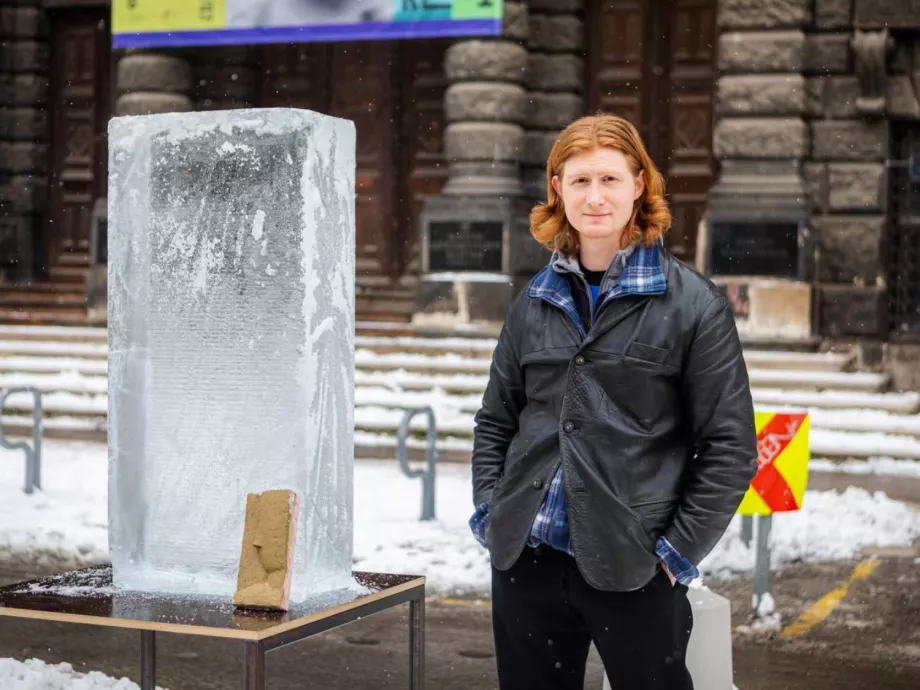 Jégszobor a Magyar Képzőművészeti Egyetem előtt