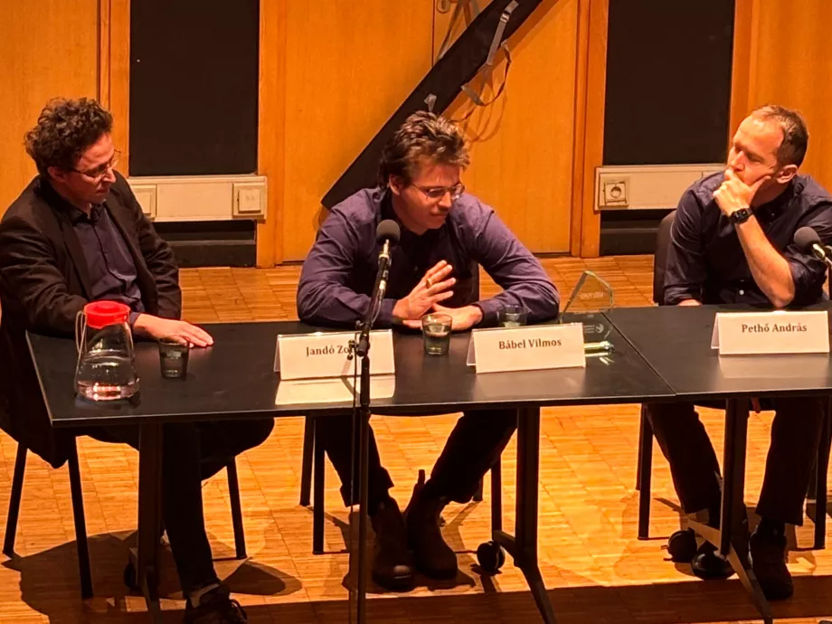Bábel Vilmos, a 444 újságírója kapta a Transparency-Soma díjat 2025 legjobb oknyomozó cikksorozatáért