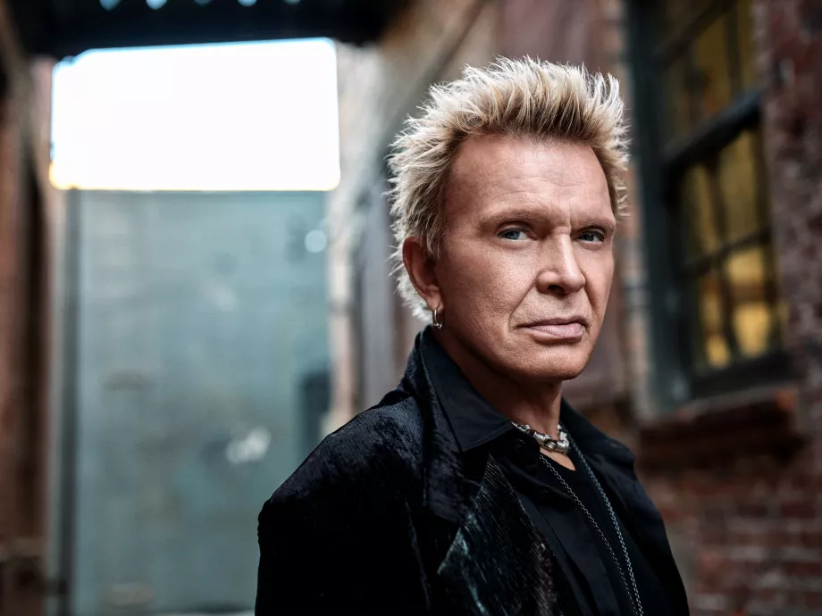 Vicces kampányfilmben ugratják Billy Idolt
