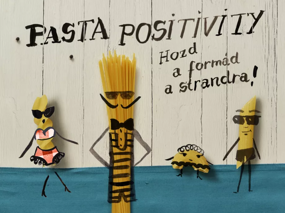 Stop motion videóban csobbanak vízbe a tészták