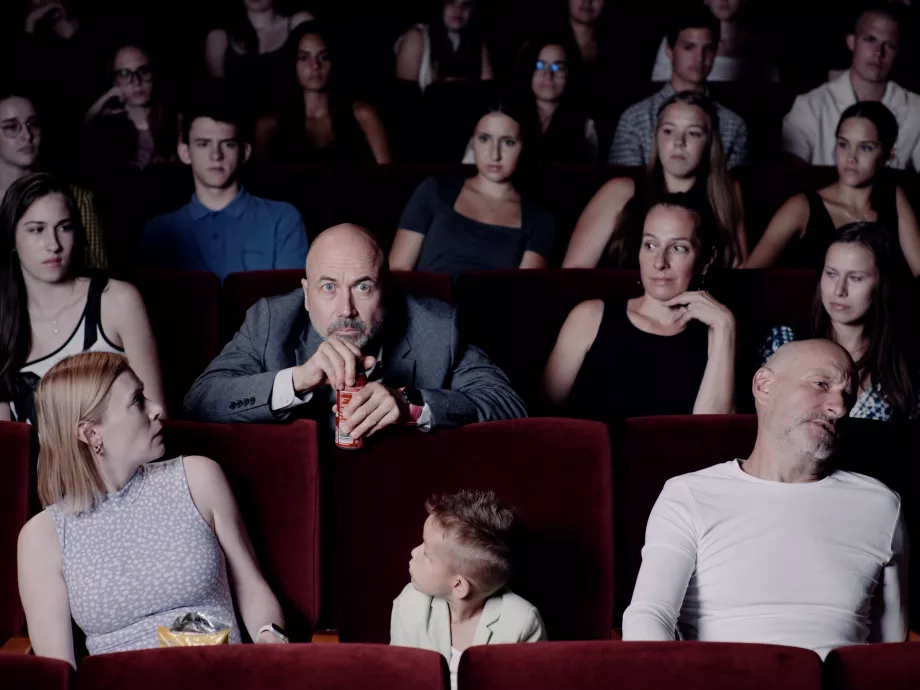 Zavaró zörgés, szipogás, köhögés, késés: a Vörösmarty Színház videósorozattal kampányol az illemért