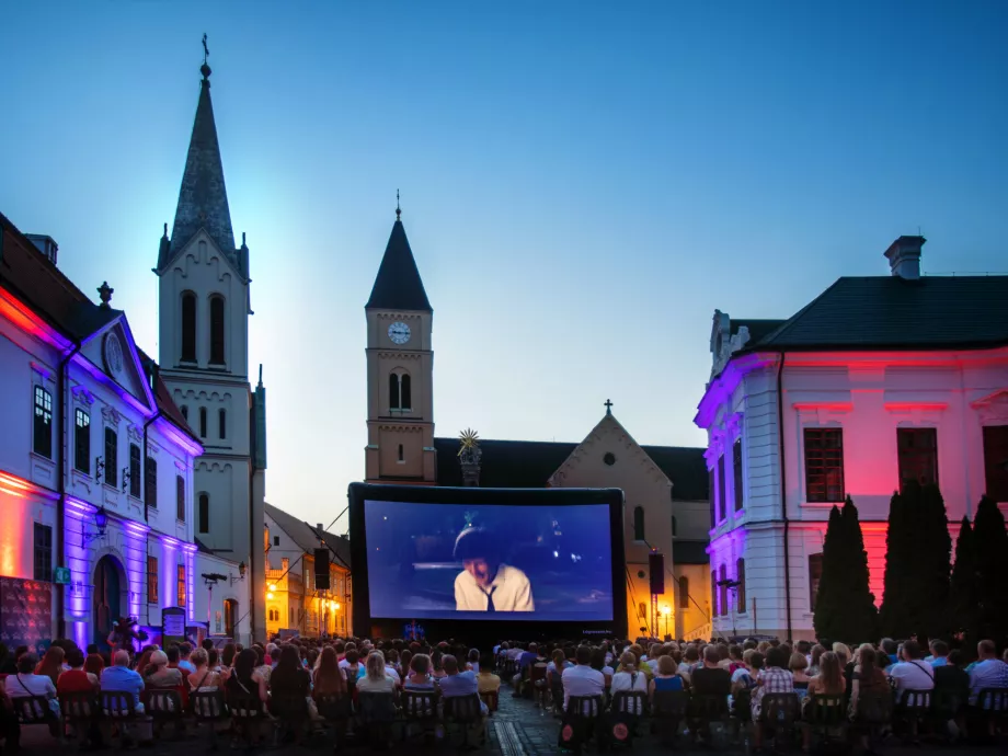 Forgass a mobiloddal a Cinemira videóversenyre, ha 20 alatt vagy