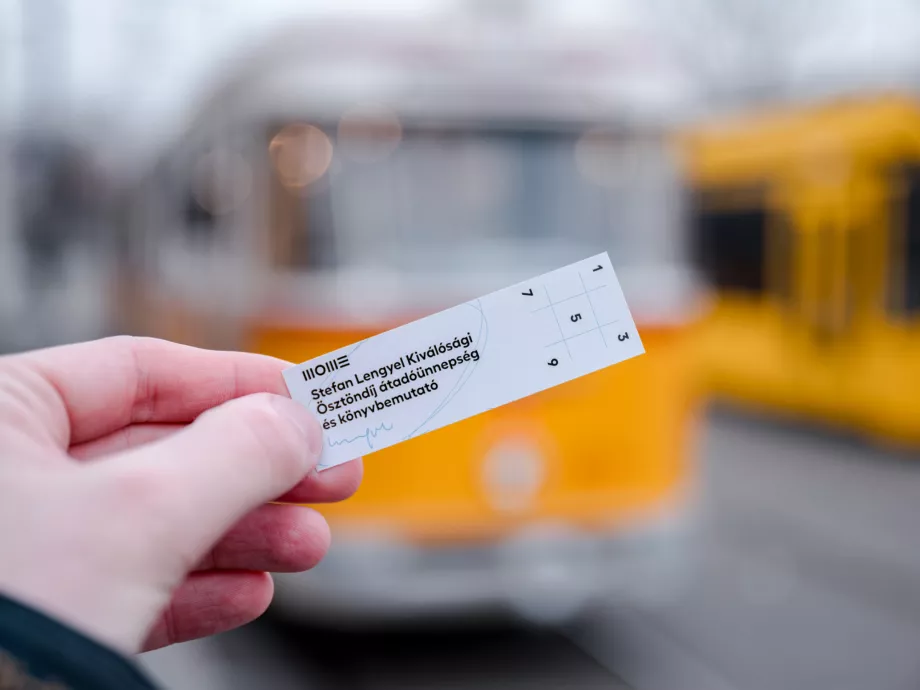 A Bengáli villamos vitte az utasokat a tervezőjéről készült kötet bemutatójára