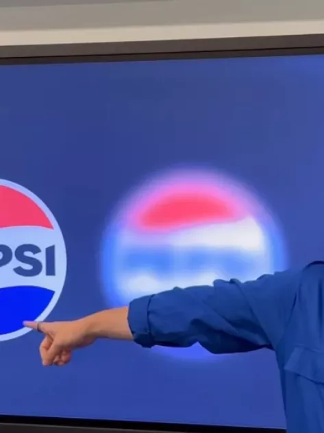 A Pepsi odaszúrt: „újratervezéssel” figurázza ki a Coca-Cola friss arculatát