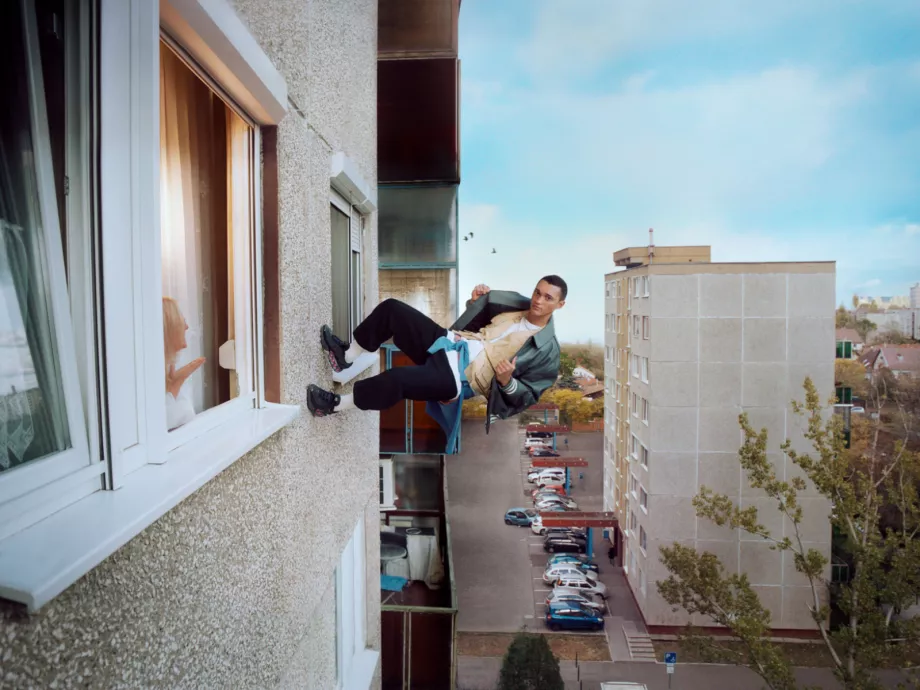 Az megvan, hogy Billie Eilish muskátlit öntöz egy 10. kerületi panel erkélyén?