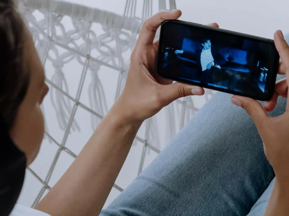 Napi több mint két és fél órát videók nézegetésével töltenek a magyarok