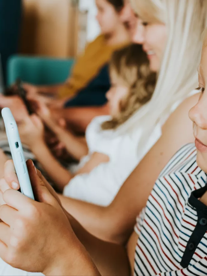 Hiába a korhatár, a 7 évesek is pörgetik a TikTokot – így alakítja át a gyerekek világát a social media, az AI és az online reklám