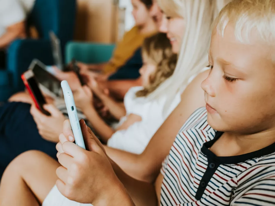 Hiába a korhatár, a 7 évesek is pörgetik a TikTokot – így alakítja át a gyerekek világát a social media, az AI és az online reklám