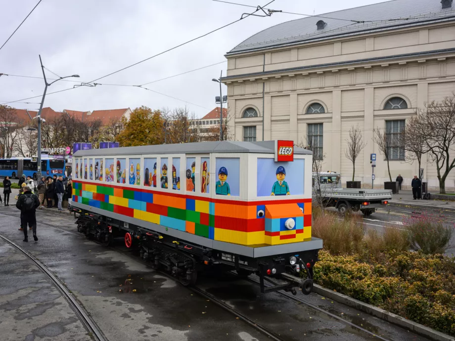 A Deák téren csodálhatjuk meg LEGO Vilit, az életnagyságú játékvillamost