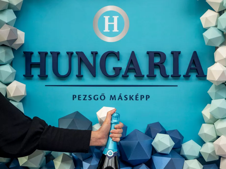 A londoni Hunt Hanson tervezőiroda közreműködött a Hungaria pezsgő címkéjének megújításában