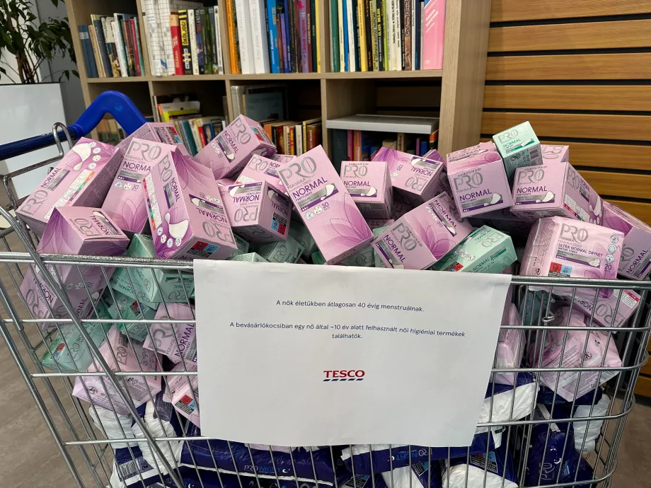 Harc a menstruációs szegénység ellen: a magyar Tesco elengedi a saját márkás intim termékek áfáját